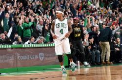 开云体育在线-独行侠战胜凯尔特人，全队发挥出色