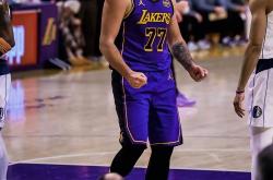 开云体育app-湖人横扫湖人B队，欧文绝境逆转的简单介绍