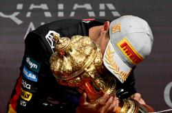 开云体育登录-索伯车队鏖战红牛车队，汉密尔顿点燃赛场