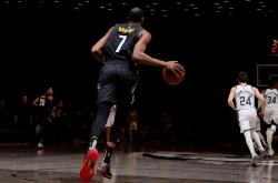 -独行侠逆转篮网，易建联扛起全队