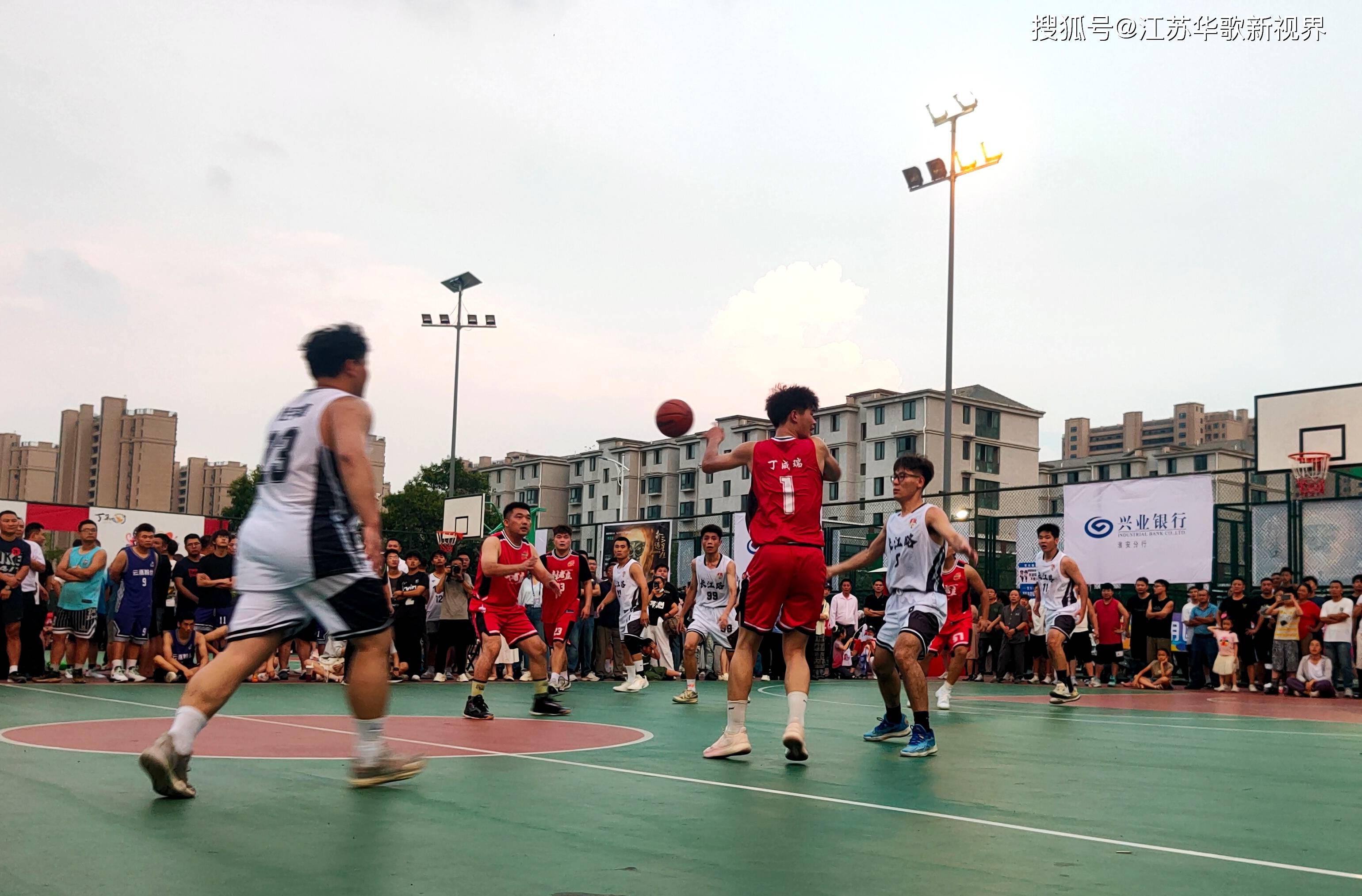 球场上的篮球赛事将激发热血