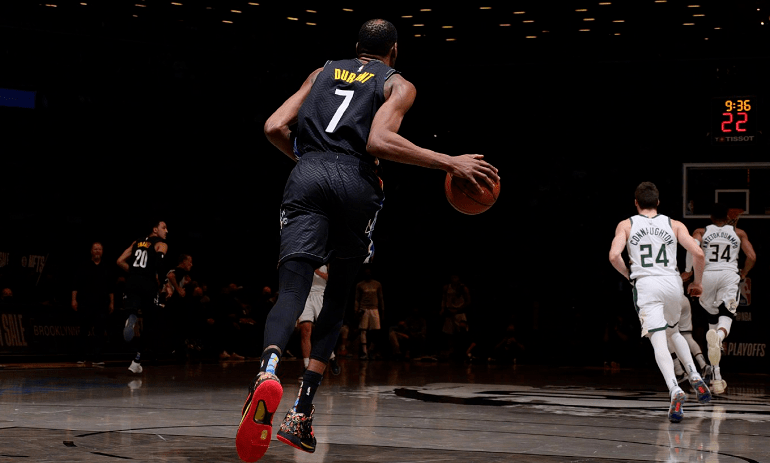 独行侠逆转篮网，易建联扛起全队