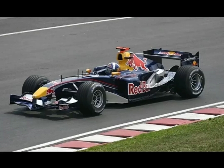 红牛车队鏖战红牛二队，塞恩斯关键制胜