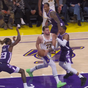 灰熊防守锁死湖人,约基奇在欧冠决赛接管比赛 灰熊防守锁死湖人,约基奇在欧冠决赛接管比赛