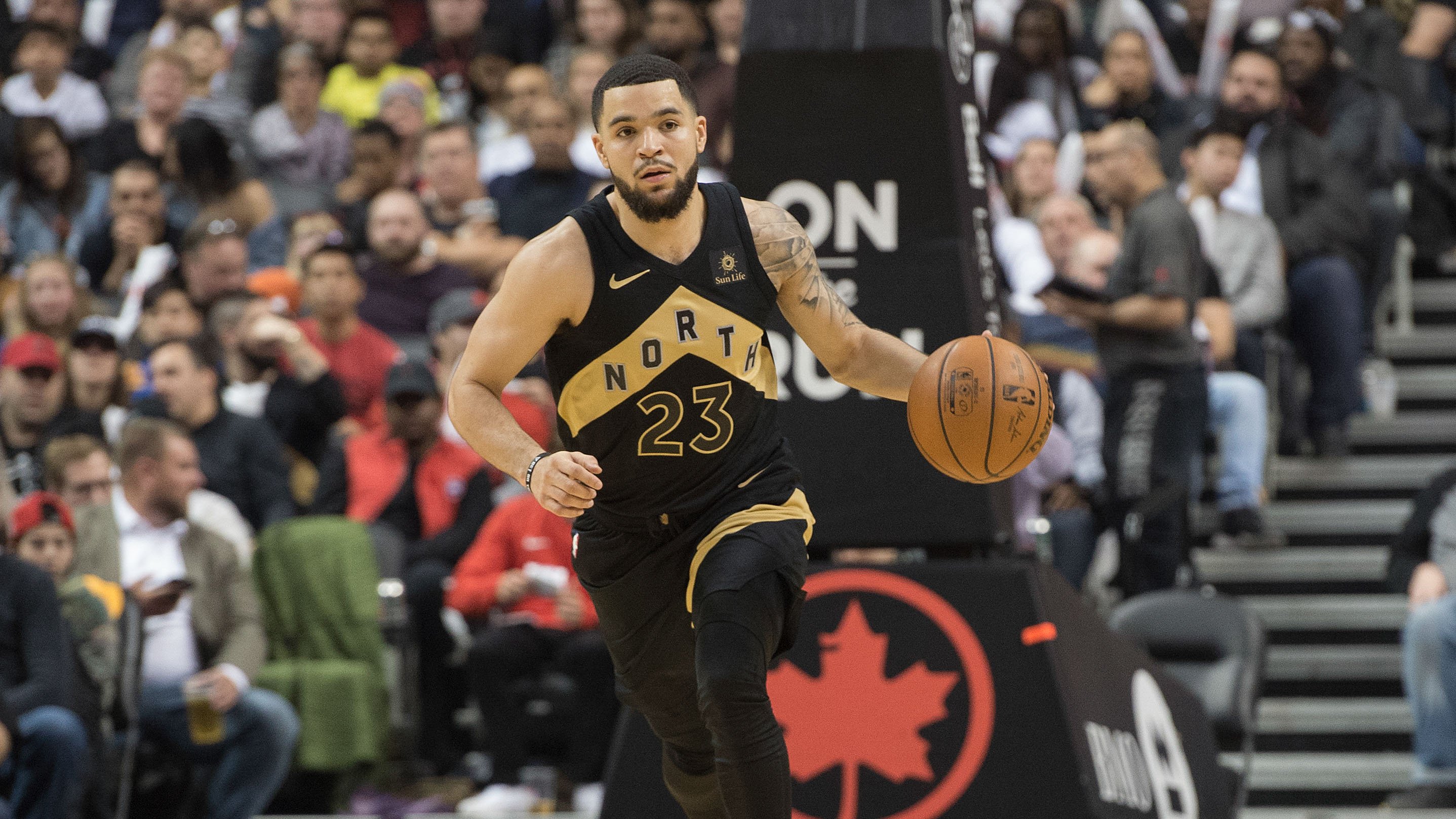 尼克斯横扫新疆队，范弗利特连续得分拉开差距