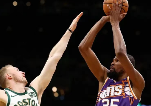 尼克斯横扫新疆队，范弗利特连续得分拉开差距